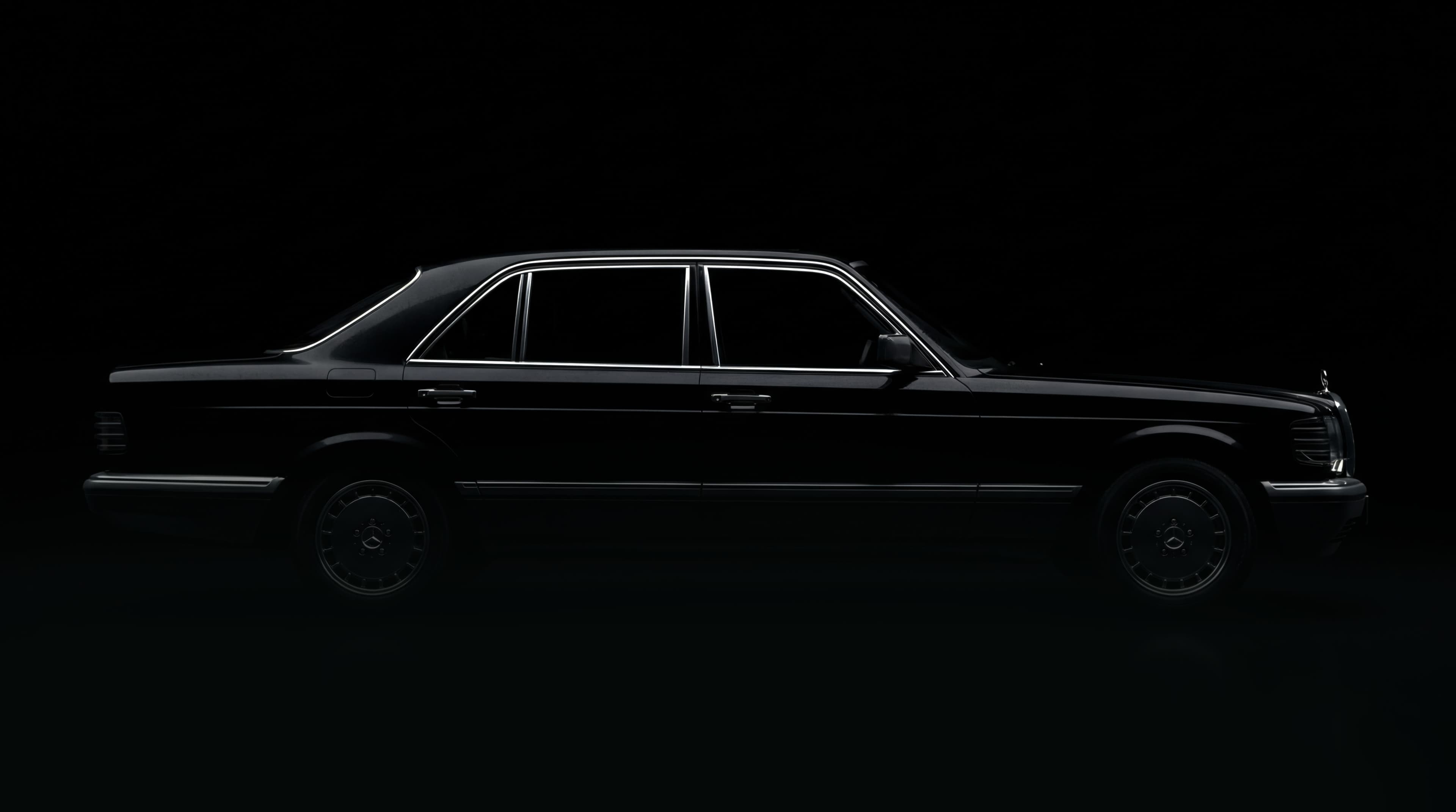 Schwarzer Mercedes-Benz Oldtimer Seitenansicht