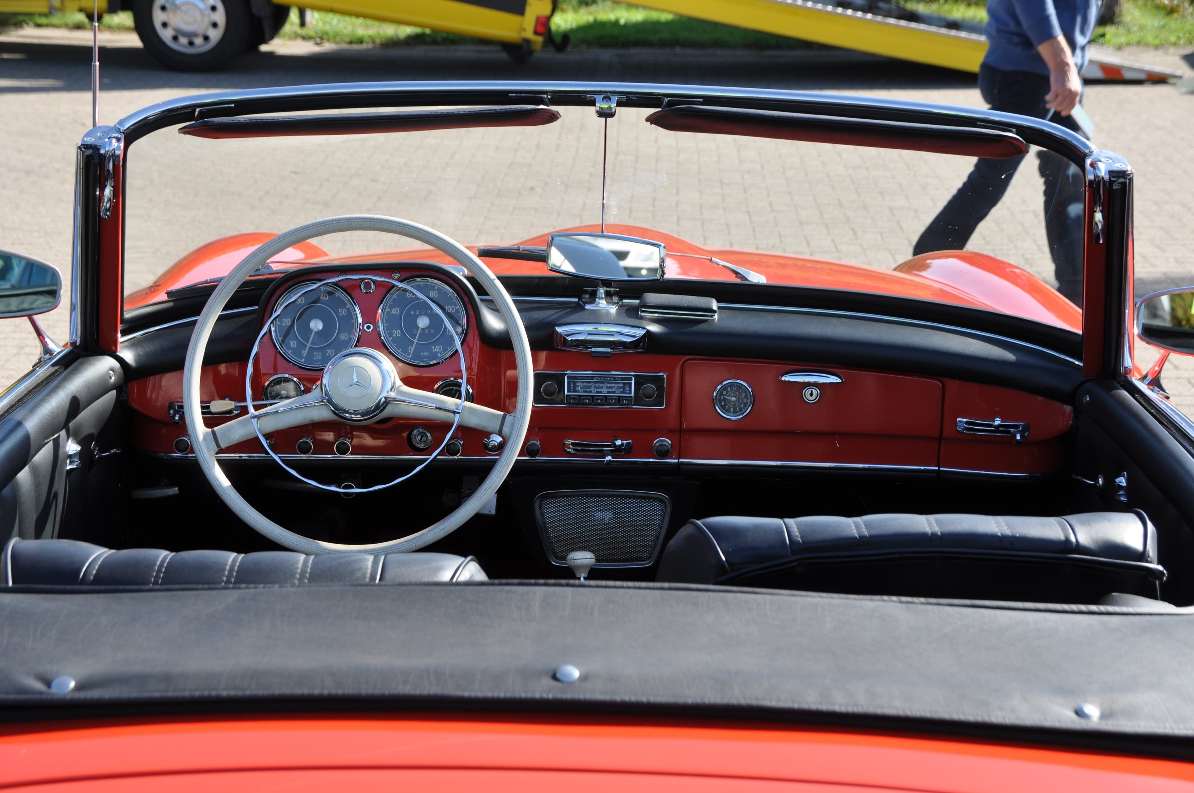 Roter Mercedes 190SL Cabrio Interieur